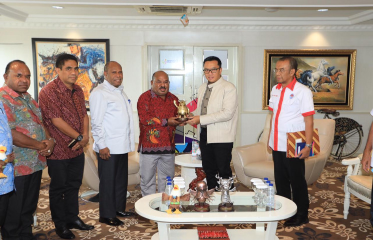 Dukung PON XX,  Kemenpora Kirim Peralatan Asian Games ke Papua